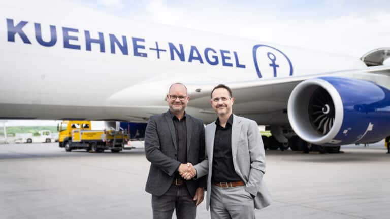 Kühne+Nagel und Mercedes-Benz nutzen Sustainable Aviation Fuel in der Transportlogistik