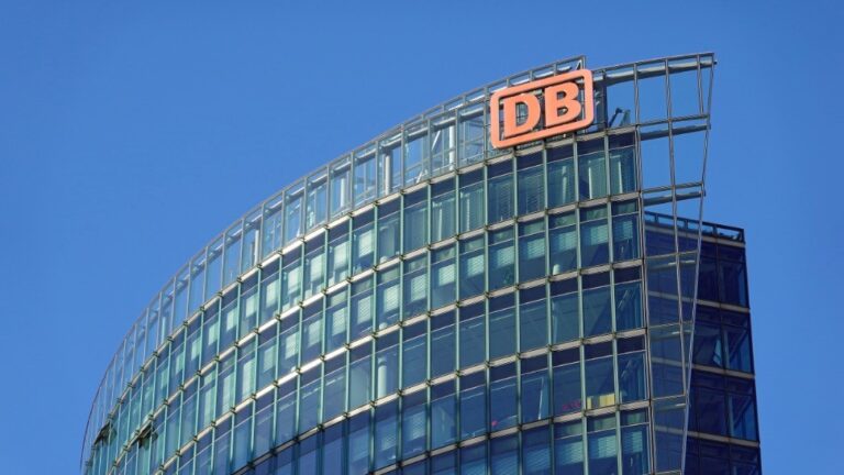 Deutsche Bahn unterzeichnet Vertrag zum Verkauf von Logistiktochter DB Schenker an DSV